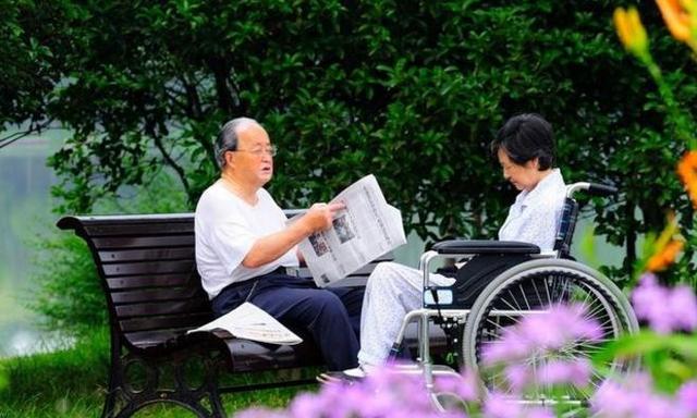 单身老人找个女老伴,是结婚好还是不结婚好?你们怎么看?