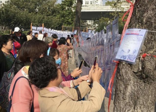 满屏心酸!中老年相亲会,4000人报名!红娘:没听说几对能领证的,得考虑财产啊